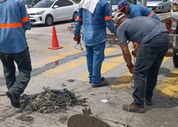 Llama AguaH a evitar tirar basura y residuos en calles y alcantarillas