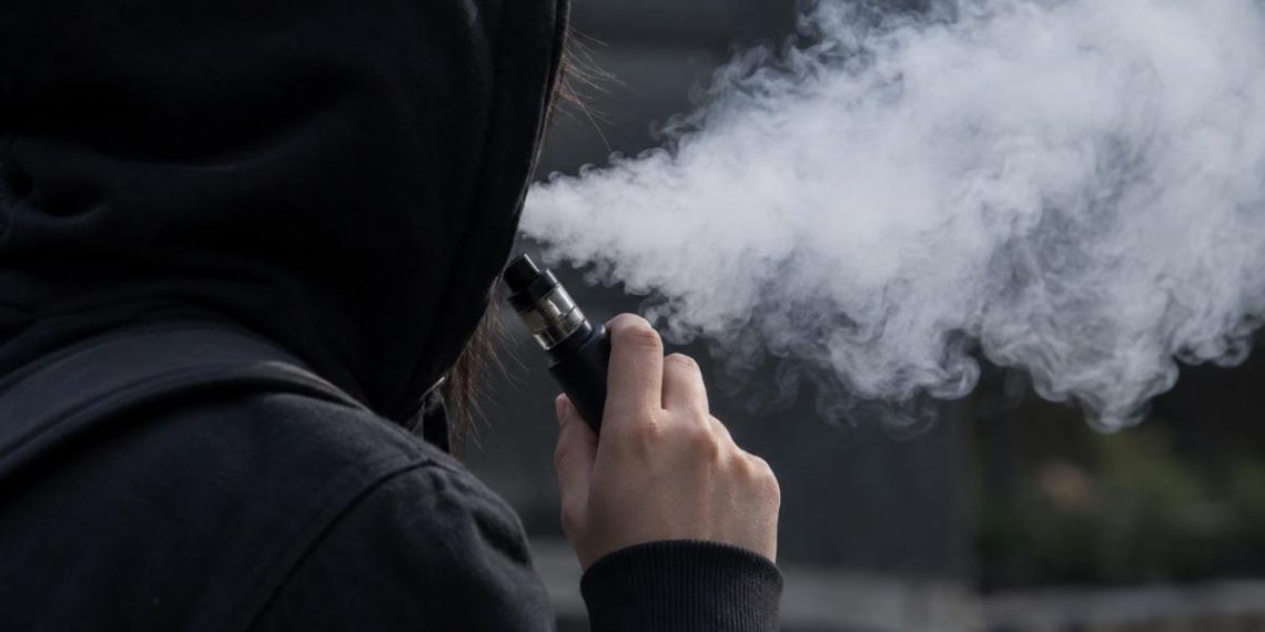 Vapear puede llevar cientos de sustancias químicas a los pulmones: SSP