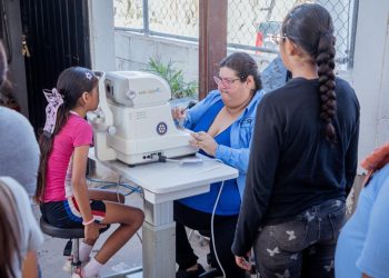 Gobierno de Sonora acerca servicios de salud visual a la niñez en jornada comunitaria