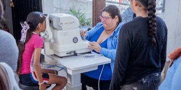 Gobierno de Sonora acerca servicios de salud visual a la niñez en jornada comunitaria