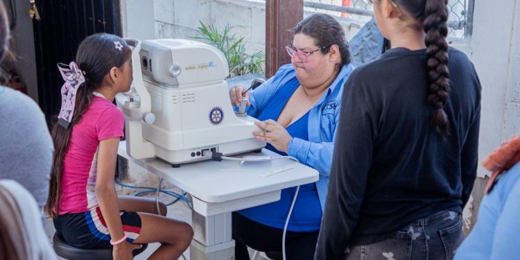 Gobierno de Sonora acerca servicios de salud visual a la niñez en jornada comunitaria