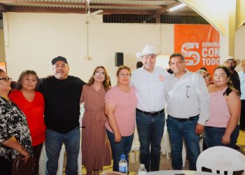 Se reúne Toño Astiazarán con habitantes de Ures