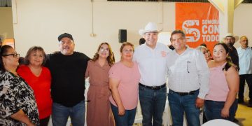 Se reúne Toño Astiazarán con habitantes de Ures