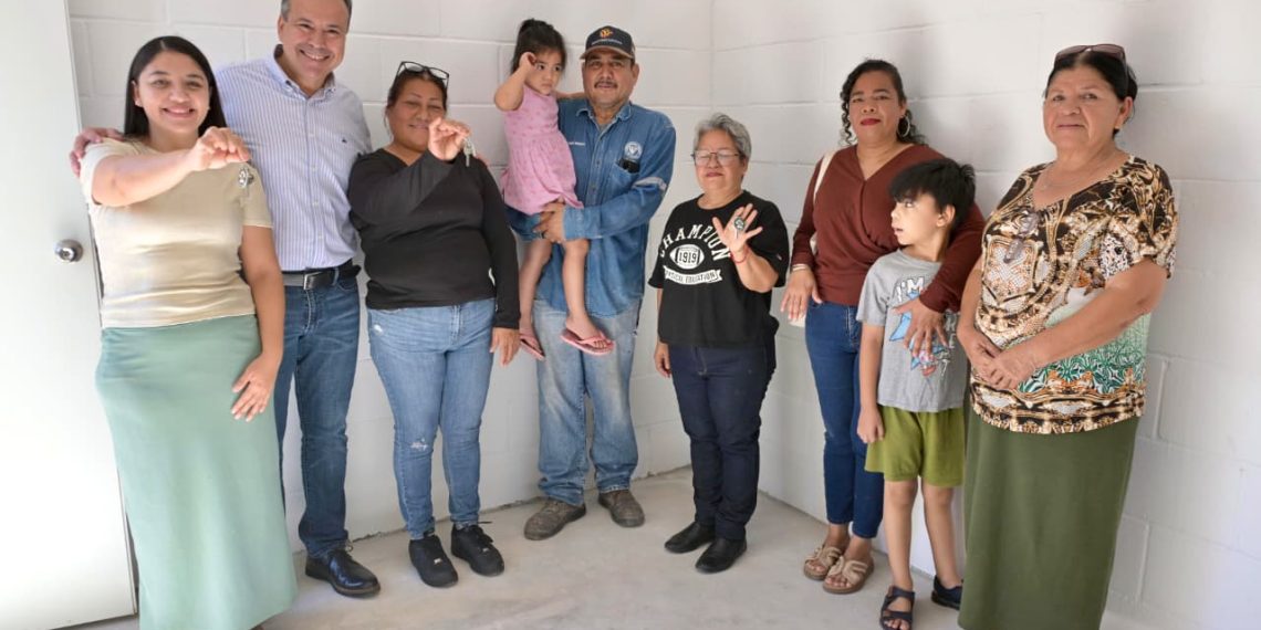 Beneficia Toño Astiazarán a familias de El Ranchito con cuartos adicionales en su vivienda