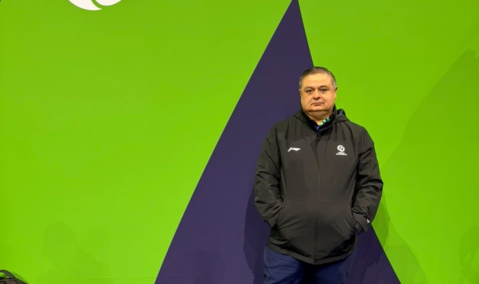 César Valenzuela destaca como juez internacional en el Mundial de Gimnasia Artística de Róterdam