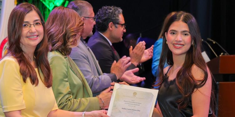 Reconoce la Unison a 83 estudiantes de excelencia académica en su 84 aniversario