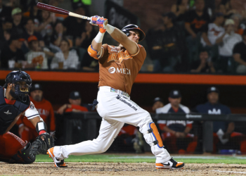 Con una gran remontada Naranjeros se impuso en el duelo inaugural a Águilas