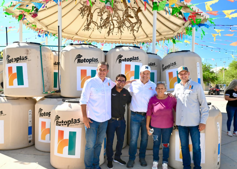 Inicia Toño Astiazarán rehabilitación de calles en Miguel Alemán y entrega tinacos y becas a familias de Kino