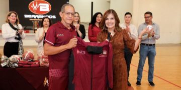 UES fortalece la actividad deportiva con entrega de uniformes y material