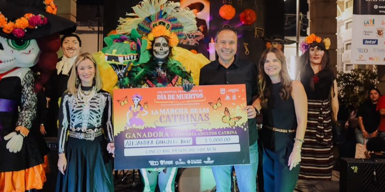 Reconoce Toño Astiazarán la creatividad y tradición en la Marcha de las Catrinas 2026 ante más de 12 mil asistentes