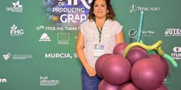 UES lleva investigación en uva de mesa a simposio internacional en España