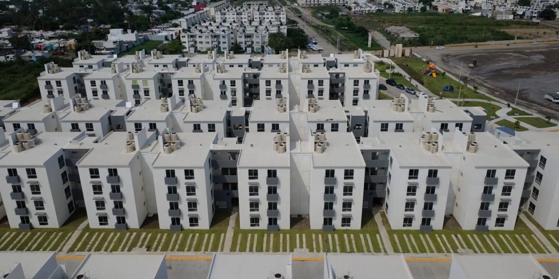 Infonavit entrega 900 viviendas del bienestar a derechohabientes de Veracruz