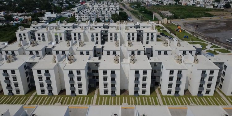 Infonavit entrega 900 viviendas del bienestar a derechohabientes de Veracruz